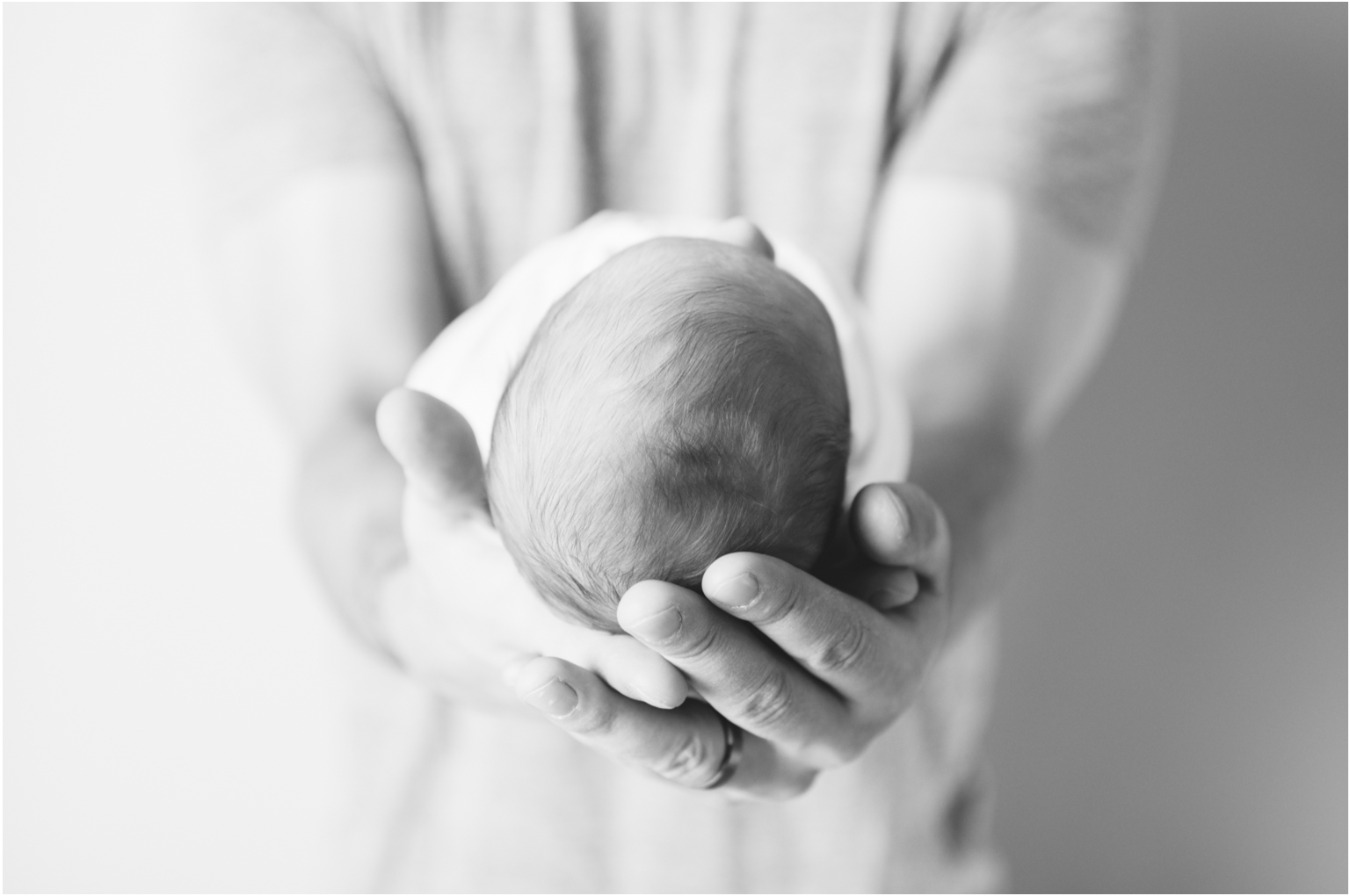 Simple classic newborn photography dad hands balck and white